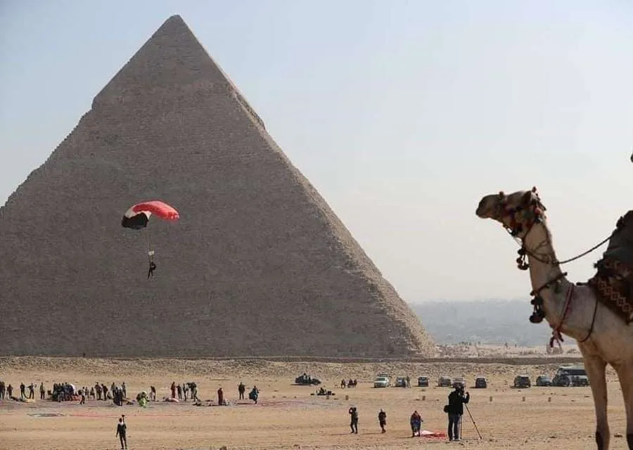 Gizeh Pyramiden – Tagesausflug zu den Highlights der ägyptischen Geschichte. Tutanchamun Maske - Besuch der Pyramiden von Gizeh und des Ägyptischen Museums ab Kairo – ein Tagesausflug zu den Highlights der ägyptischen Geschichte.