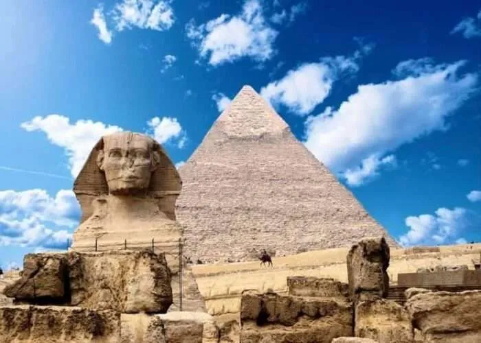 Tutanchamun Maske - Besuch der Pyramiden von Gizeh und des Ägyptischen Museums ab Kairo – ein Tagesausflug zu den Highlights der ägyptischen Geschichte.