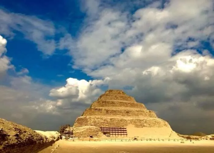 Die Stufenpyramide in Sakkara ist die älteste Pyramide Ägyptens und wurde für Pharao Djoser erbaut.