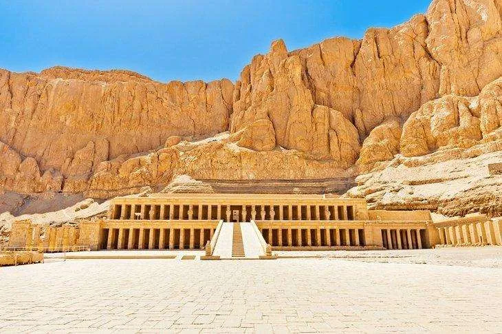 Tempel von Hatschepsut bei Luxor Der Hatschepsut-Tempel ist ein beeindruckender Totentempel der Pharaonin Hatschepsut im Tal der Könige bei Luxor.