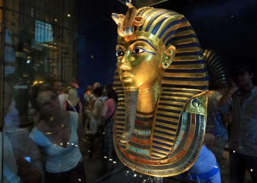 Tutanchamun Maske – Besuch der Pyramiden von Gizeh und des Ägyptischen Museums ab Kairo – ein Tagesausflug zu den Highlights der ägyptischen Geschichte. Besuch der Pyramiden von Gizeh und des Ägyptischen Museums ab Kairo – ein Tagesausflug zu den Highlights der ägyptischen Geschichte.