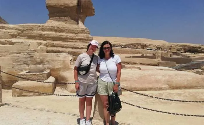 Tour von Hurghada zu den Pyramiden von Gizeh – Tagesausflug mit dem Flugzeug nach Kairo.
