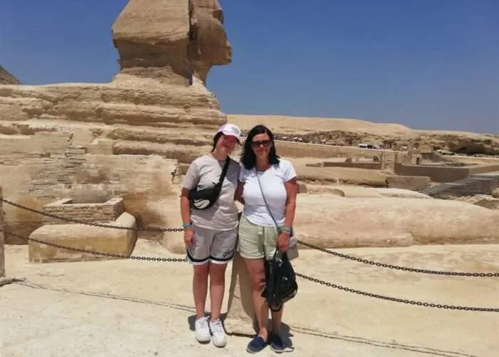 Tour von Hurghada zu den Pyramiden von Gizeh – Tagesausflug mit dem Flugzeug nach Kairo.