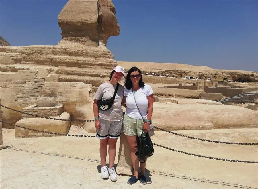 Tour von Hurghada zu den Pyramiden von Gizeh – Tagesausflug mit dem Flugzeug nach Kairo. Tour von Hurghada zu den Pyramiden von Gizeh – Tagesausflug mit dem Flugzeug nach Kairo.