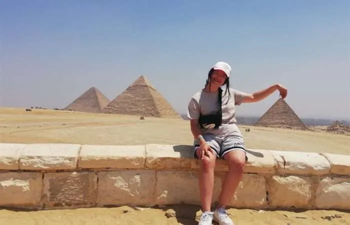 Tour von Hurghada zu den Pyramiden von Gizeh – Tagesausflug mit dem Flugzeug nach Kairo. Tour von Hurghada zu den Pyramiden von Gizeh – Tagesausflug mit dem Flugzeug nach Kairo.