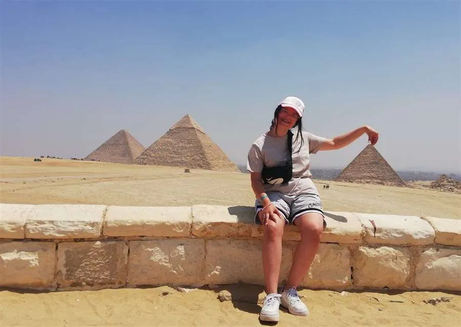 Tour von Hurghada zu den Pyramiden von Gizeh – Tagesausflug mit dem Flugzeug nach Kairo. Tour von Hurghada zu den Pyramiden von Gizeh – Tagesausflug mit dem Flugzeug nach Kairo.